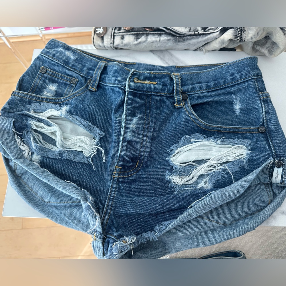One Teaspoon Bandits Denim Jean Shorts
Size 27
